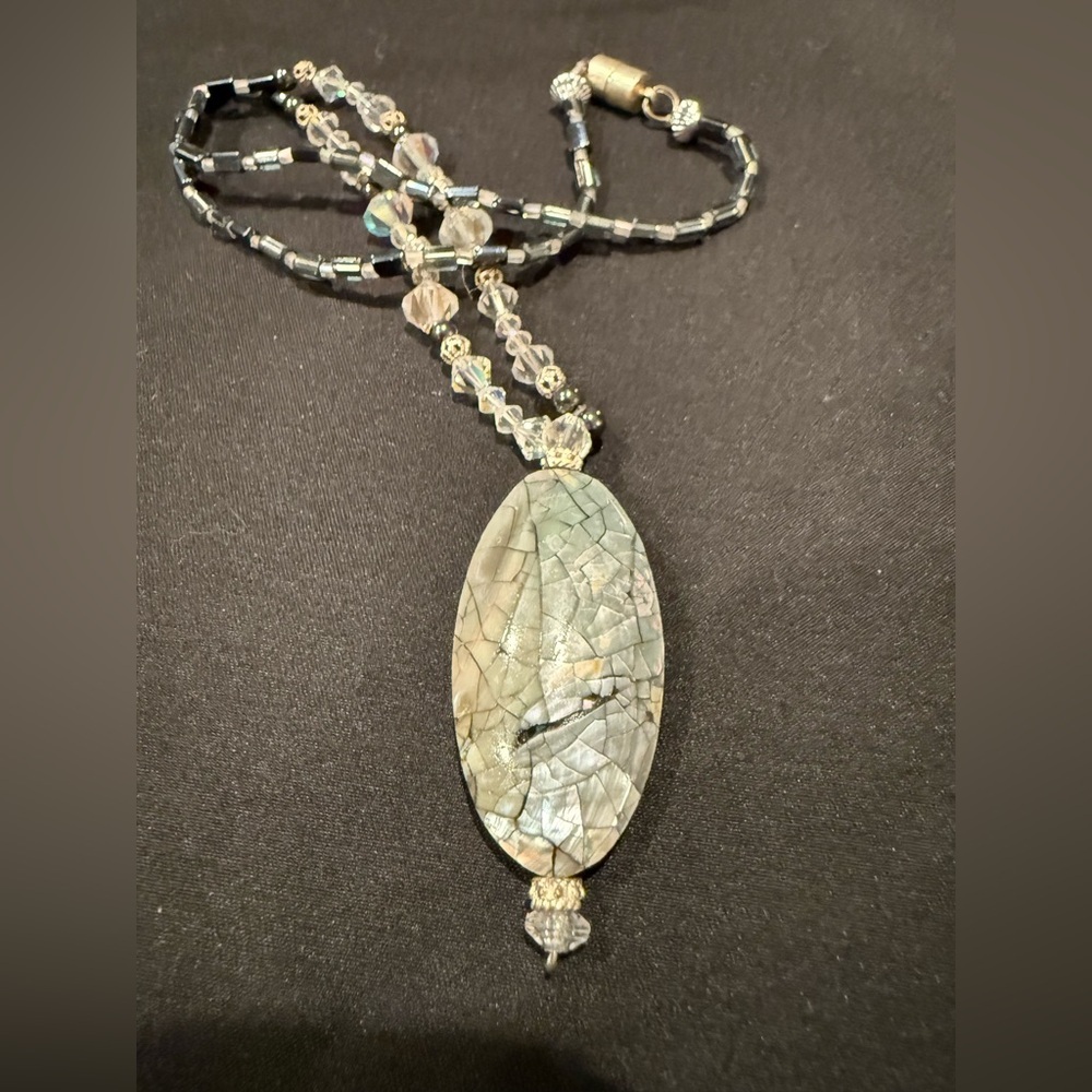 Elegant Vintage Abalone Pendant Necklace with Crystal Beads - Picture 14 of 16